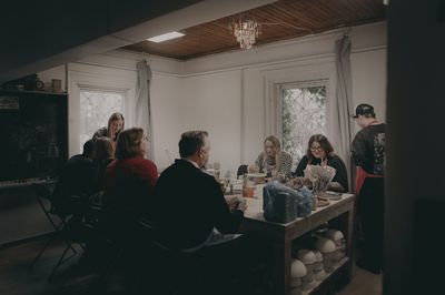 Vakaro dirbtuvės prie ilgo stalo